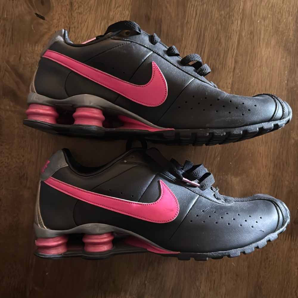 Nike SIZE 10 LIKE NEW Shocks RARE FIND Women's Running Shoes in Black/Pink